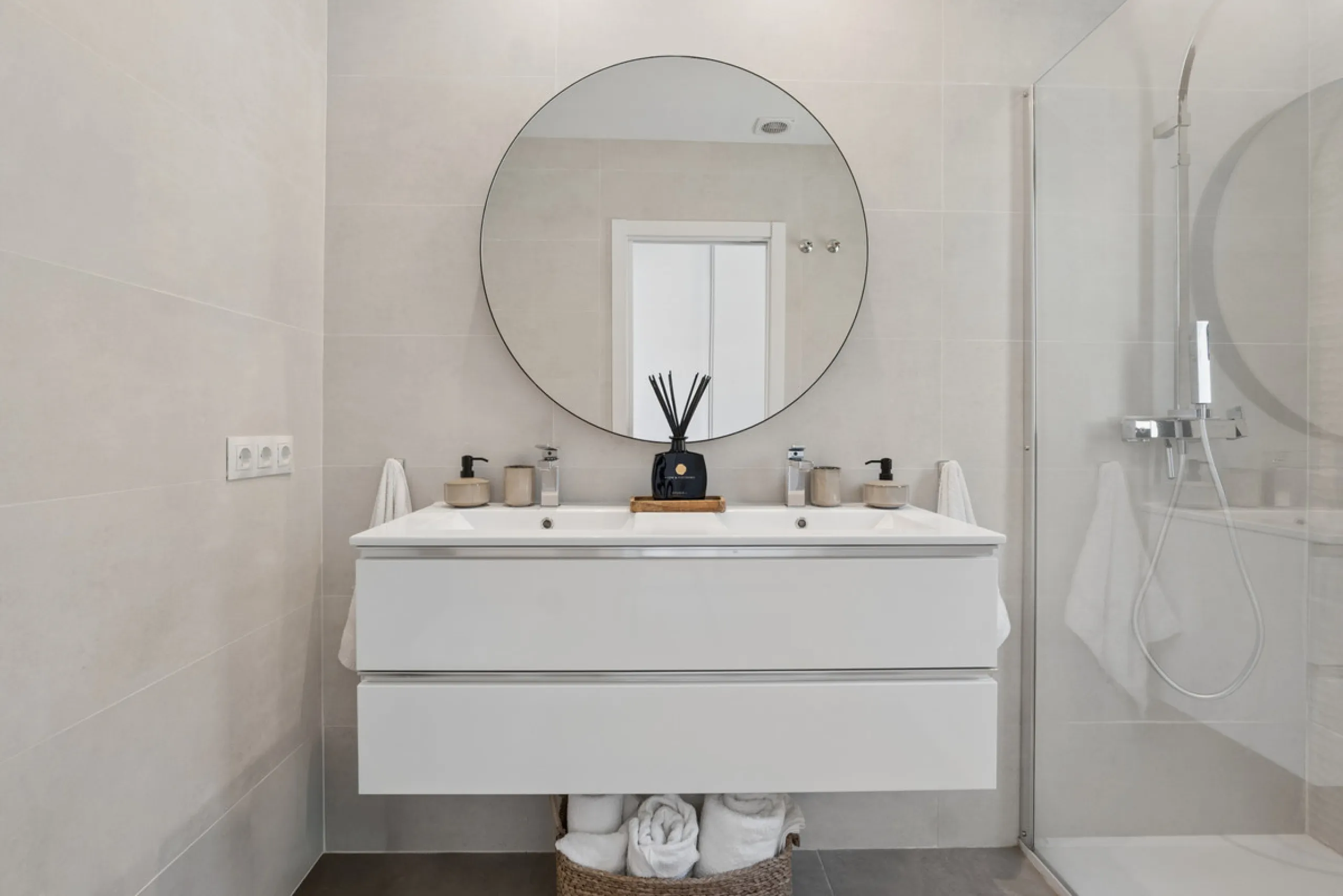 Set in the peaceful, family-friendly area of Valle Romano, just five minutes from Estepona town centre and the beach, this modern villa offers the perfect balance of comfort, privacy, and outdoor living. It also enjoys close proximity to several golf cour