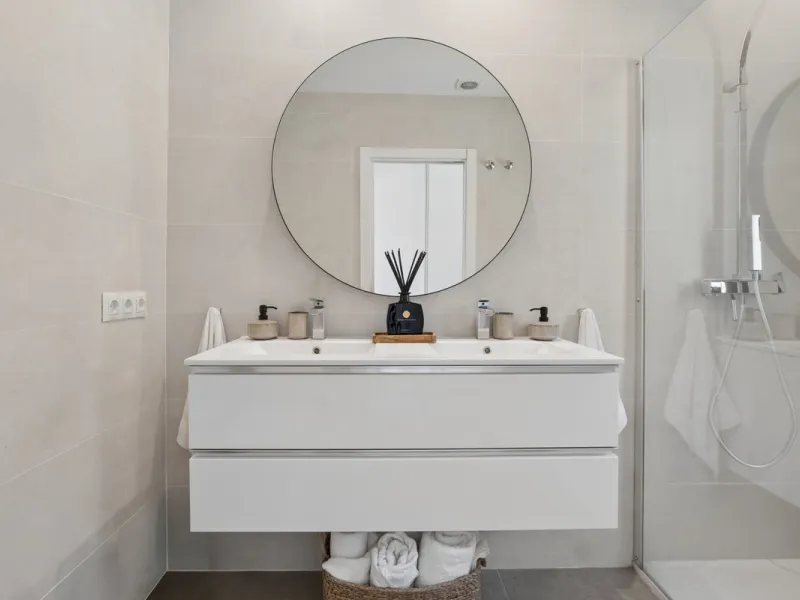 Set in the peaceful, family-friendly area of Valle Romano, just five minutes from Estepona town centre and the beach, this modern villa offers the perfect balance of comfort, privacy, and outdoor living. It also enjoys close proximity to several golf cour