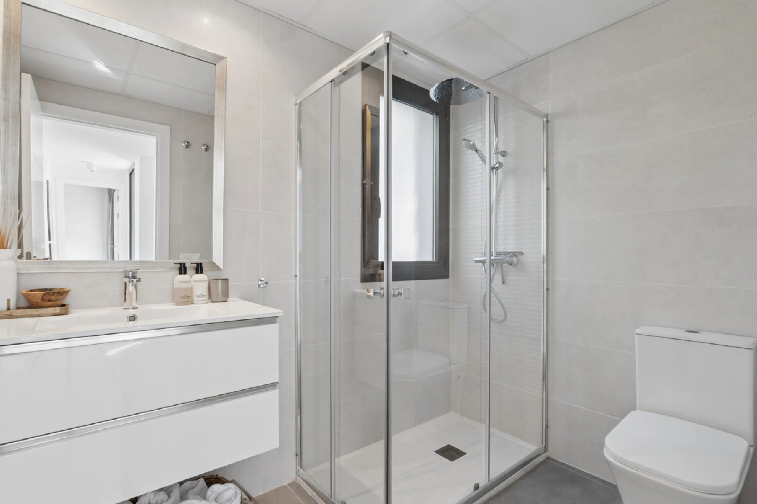 Set in the peaceful, family-friendly area of Valle Romano, just five minutes from Estepona town centre and the beach, this modern villa offers the perfect balance of comfort, privacy, and outdoor living. It also enjoys close proximity to several golf cour