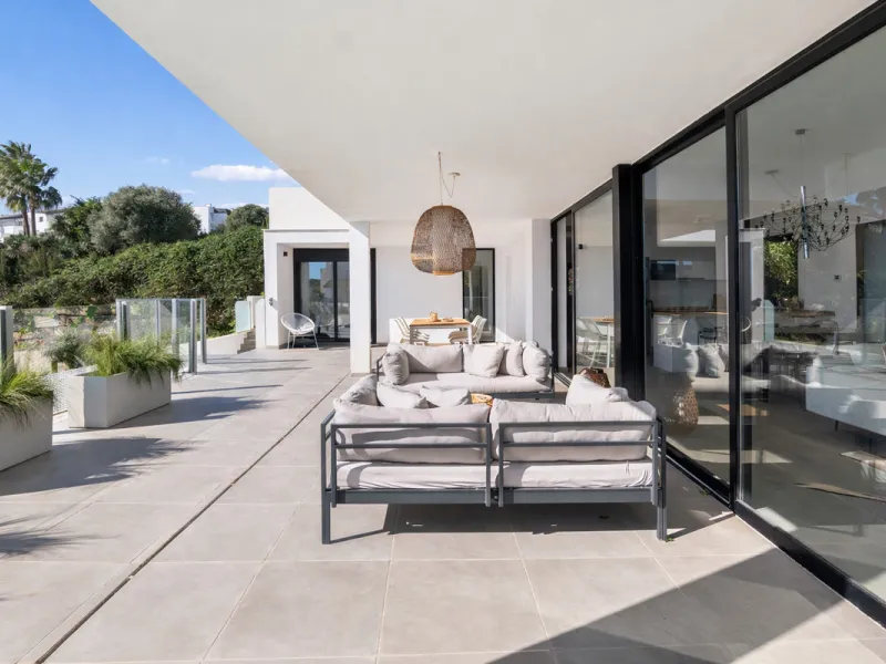 Set in the peaceful, family-friendly area of Valle Romano, just five minutes from Estepona town centre and the beach, this modern villa offers the perfect balance of comfort, privacy, and outdoor living. It also enjoys close proximity to several golf cour