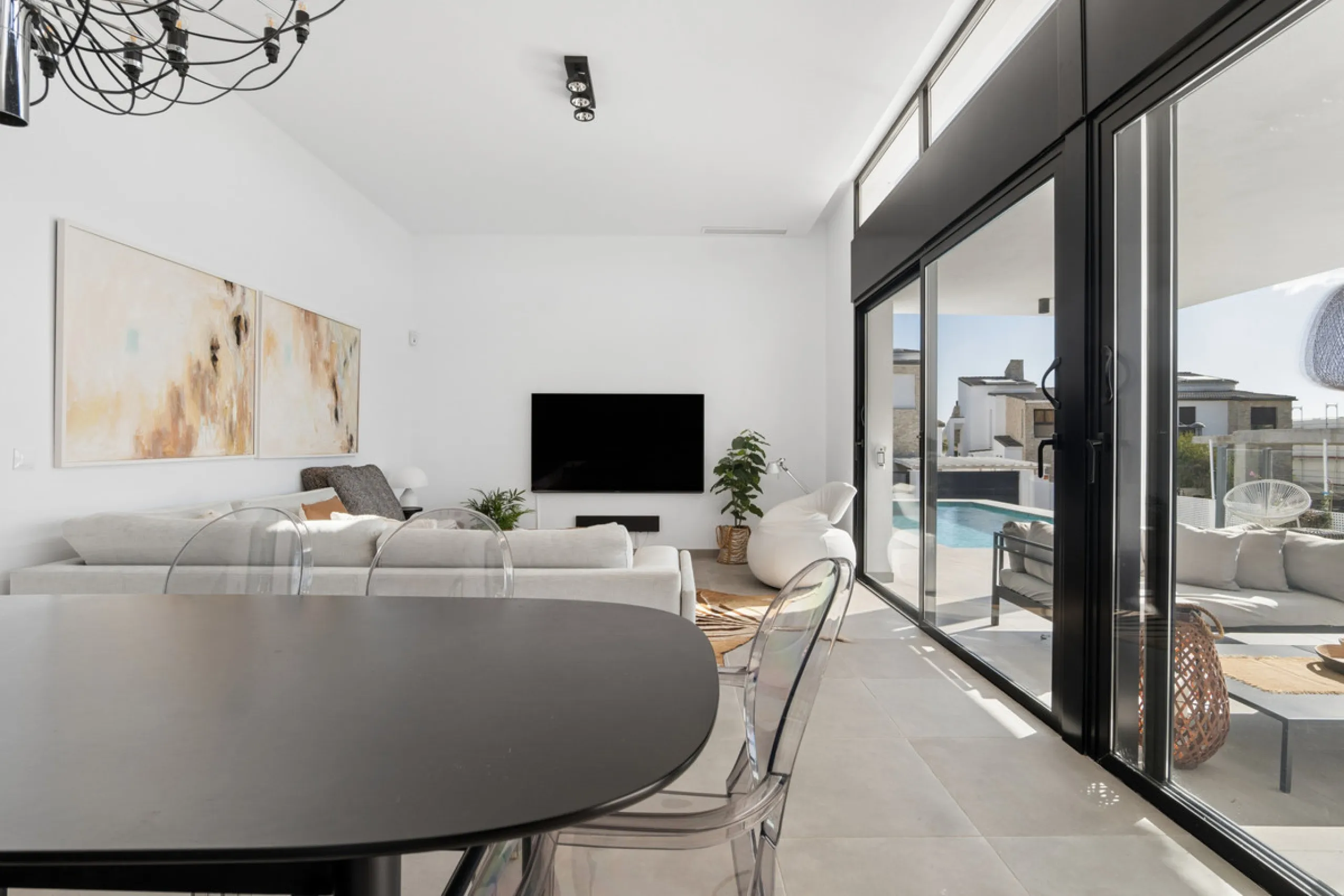 Set in the peaceful, family-friendly area of Valle Romano, just five minutes from Estepona town centre and the beach, this modern villa offers the perfect balance of comfort, privacy, and outdoor living. It also enjoys close proximity to several golf cour