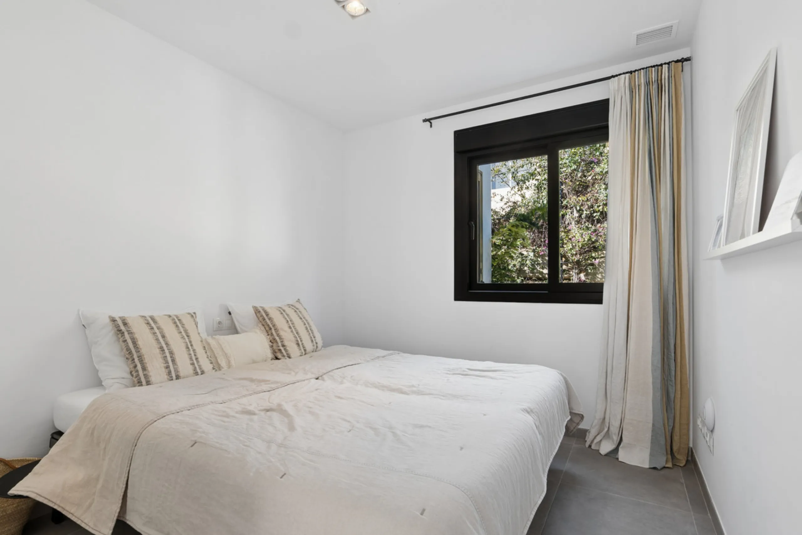 Set in the peaceful, family-friendly area of Valle Romano, just five minutes from Estepona town centre and the beach, this modern villa offers the perfect balance of comfort, privacy, and outdoor living. It also enjoys close proximity to several golf cour