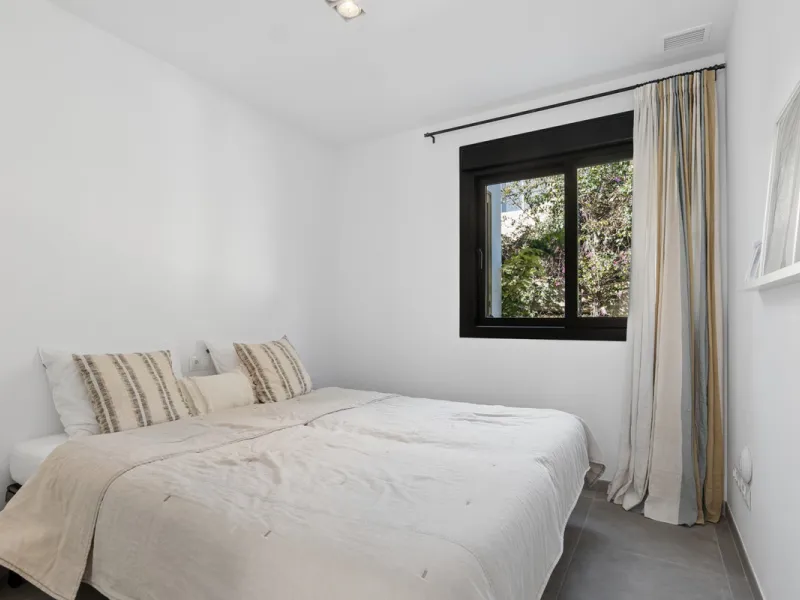Set in the peaceful, family-friendly area of Valle Romano, just five minutes from Estepona town centre and the beach, this modern villa offers the perfect balance of comfort, privacy, and outdoor living. It also enjoys close proximity to several golf cour