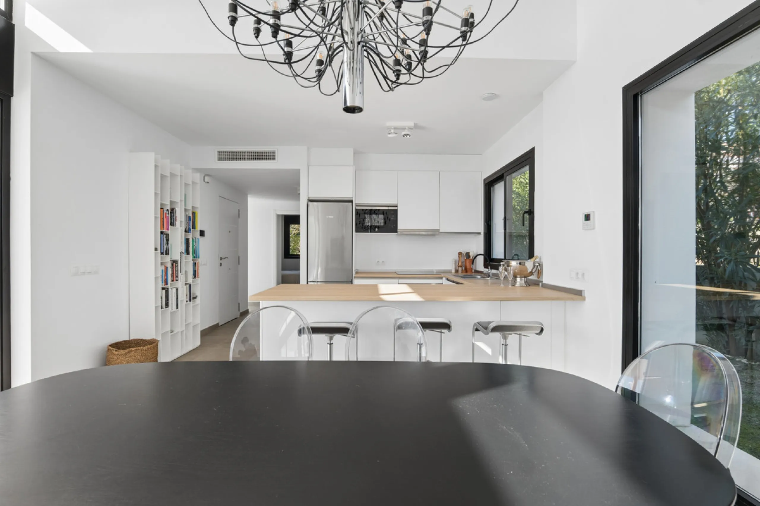 Set in the peaceful, family-friendly area of Valle Romano, just five minutes from Estepona town centre and the beach, this modern villa offers the perfect balance of comfort, privacy, and outdoor living. It also enjoys close proximity to several golf cour