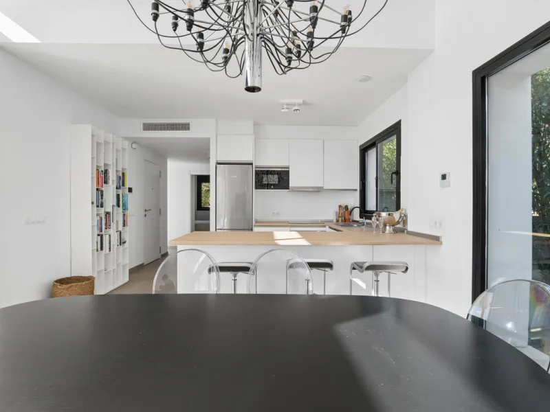 Set in the peaceful, family-friendly area of Valle Romano, just five minutes from Estepona town centre and the beach, this modern villa offers the perfect balance of comfort, privacy, and outdoor living. It also enjoys close proximity to several golf cour