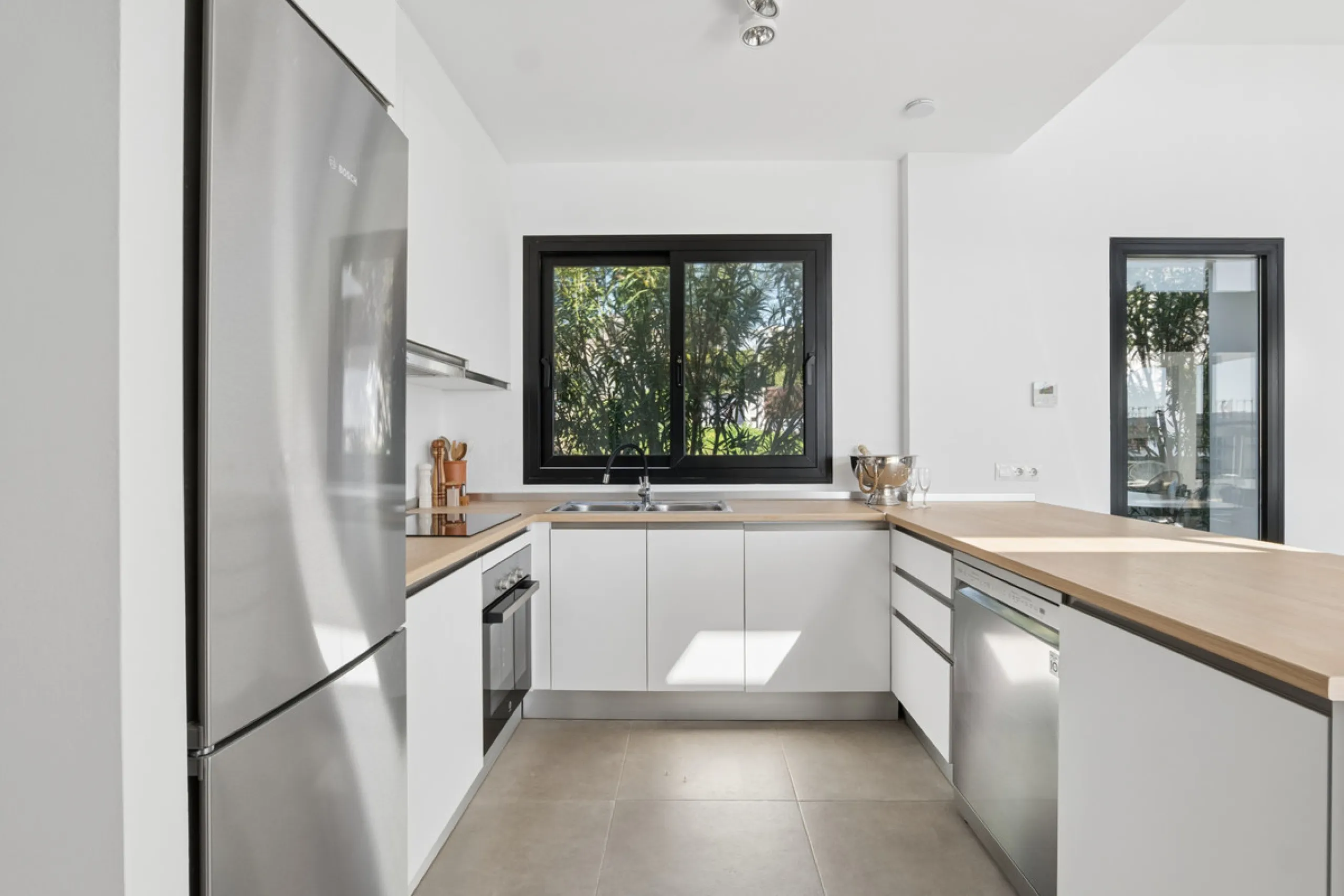 Set in the peaceful, family-friendly area of Valle Romano, just five minutes from Estepona town centre and the beach, this modern villa offers the perfect balance of comfort, privacy, and outdoor living. It also enjoys close proximity to several golf cour
