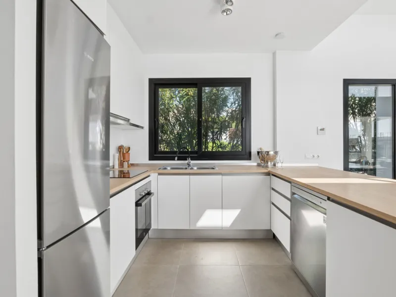 Set in the peaceful, family-friendly area of Valle Romano, just five minutes from Estepona town centre and the beach, this modern villa offers the perfect balance of comfort, privacy, and outdoor living. It also enjoys close proximity to several golf cour