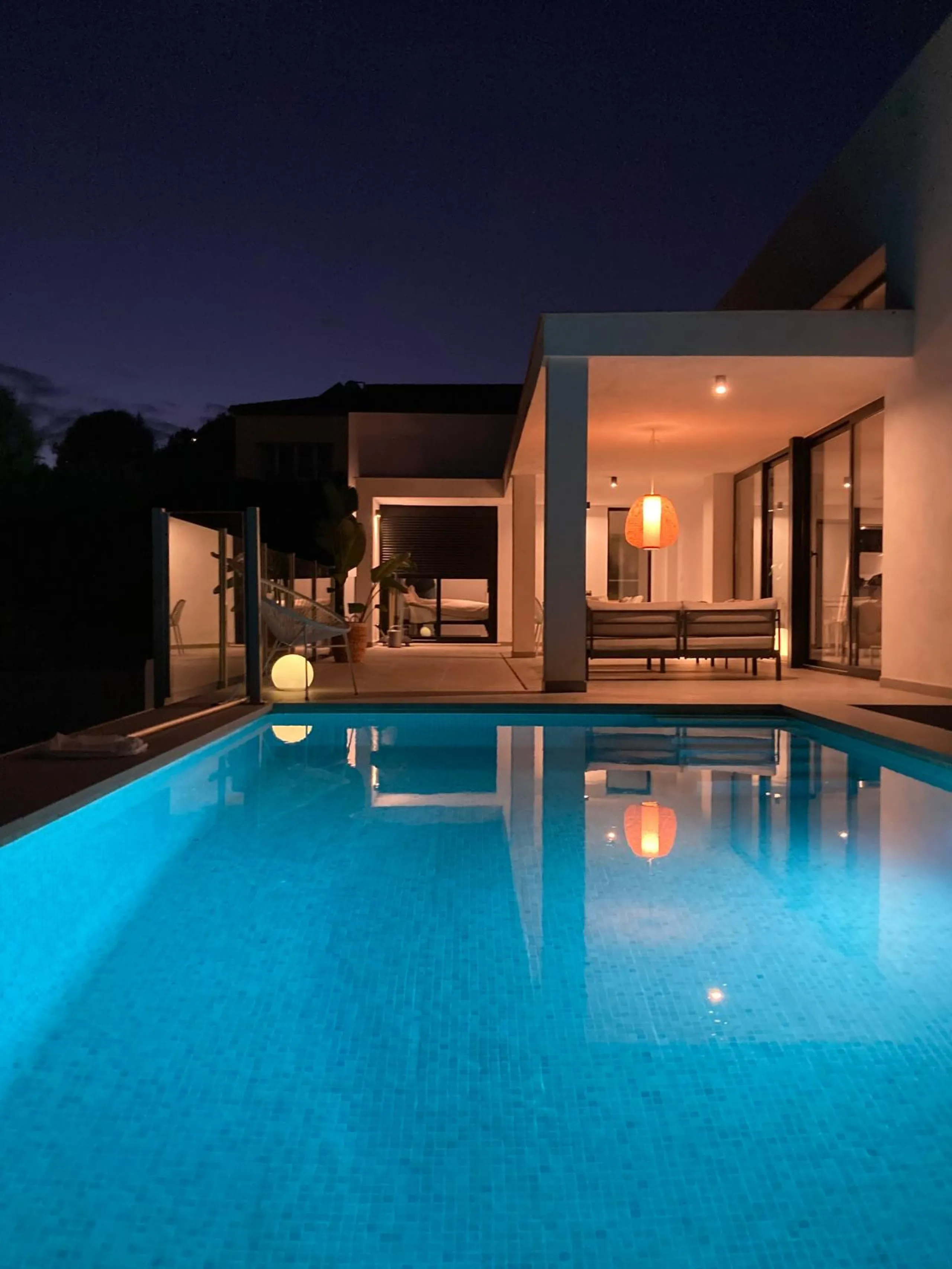 Set in the peaceful, family-friendly area of Valle Romano, just five minutes from Estepona town centre and the beach, this modern villa offers the perfect balance of comfort, privacy, and outdoor living. It also enjoys close proximity to several golf cour