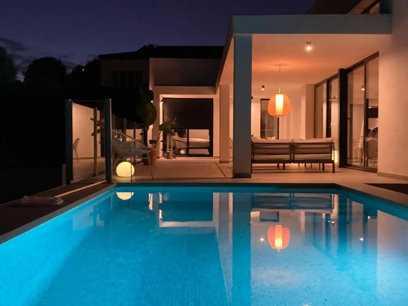 Set in the peaceful, family-friendly area of Valle Romano, just five minutes from Estepona town centre and the beach, this modern villa offers the perfect balance of comfort, privacy, and outdoor living. It also enjoys close proximity to several golf cour