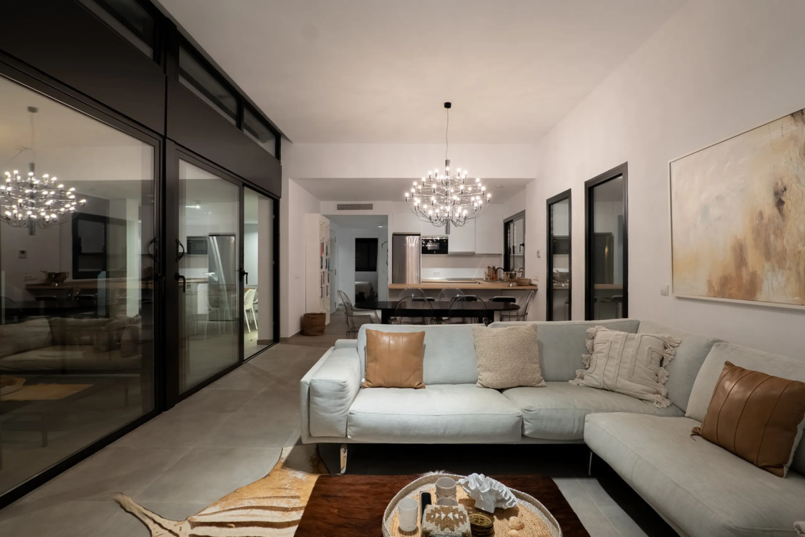 Set in the peaceful, family-friendly area of Valle Romano, just five minutes from Estepona town centre and the beach, this modern villa offers the perfect balance of comfort, privacy, and outdoor living. It also enjoys close proximity to several golf cour