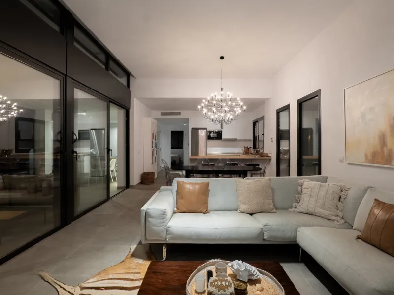 Set in the peaceful, family-friendly area of Valle Romano, just five minutes from Estepona town centre and the beach, this modern villa offers the perfect balance of comfort, privacy, and outdoor living. It also enjoys close proximity to several golf cour