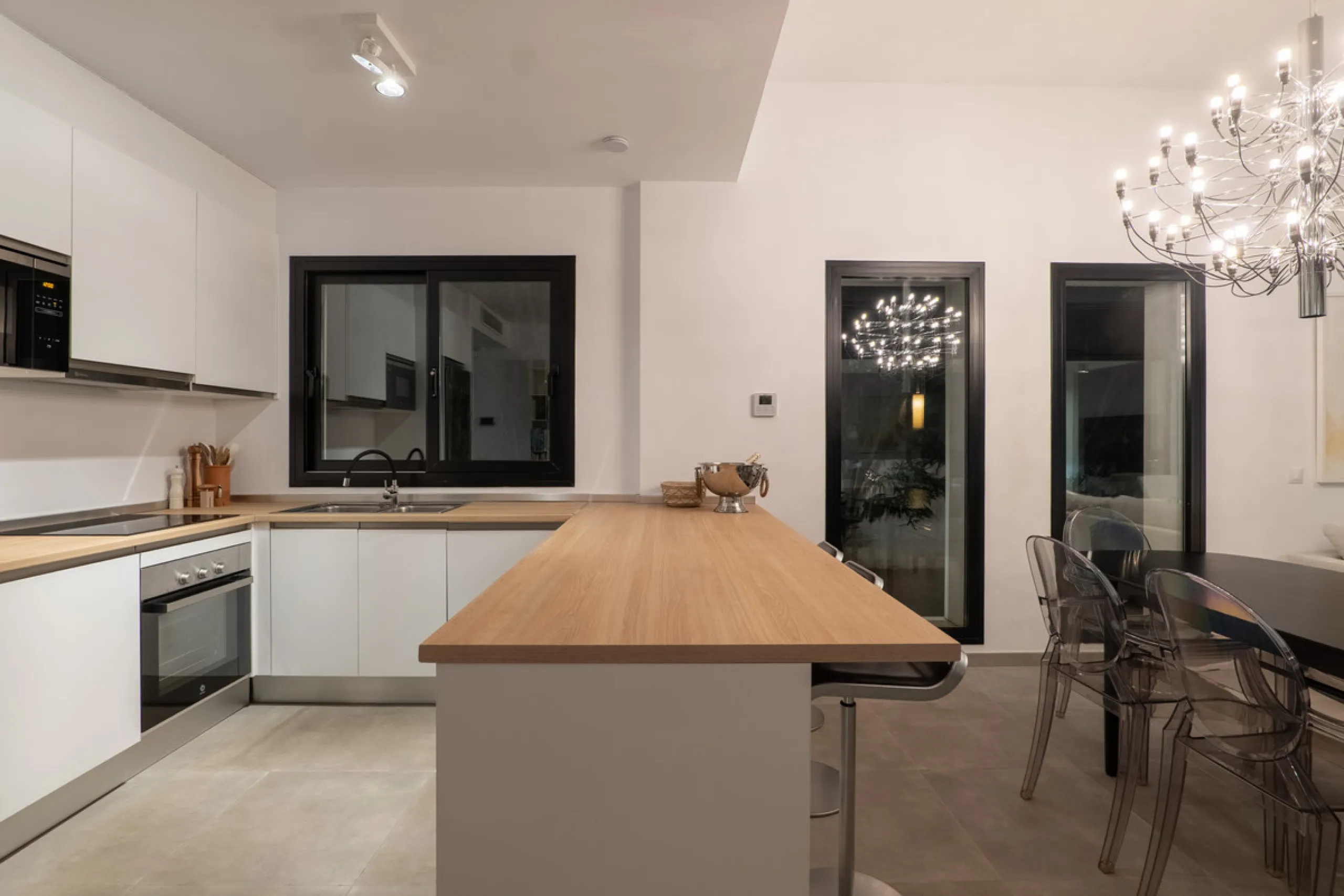 Set in the peaceful, family-friendly area of Valle Romano, just five minutes from Estepona town centre and the beach, this modern villa offers the perfect balance of comfort, privacy, and outdoor living. It also enjoys close proximity to several golf cour