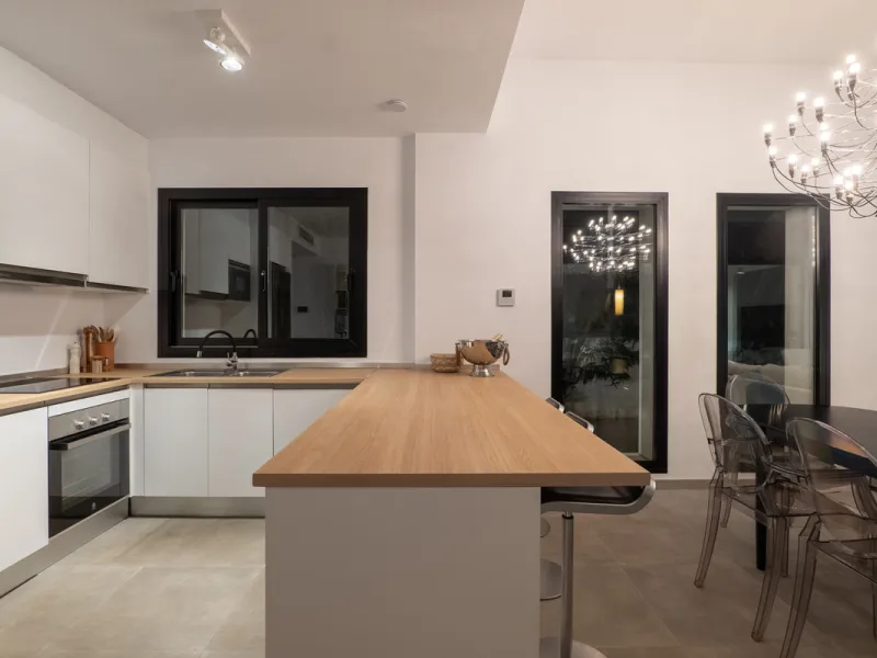 Set in the peaceful, family-friendly area of Valle Romano, just five minutes from Estepona town centre and the beach, this modern villa offers the perfect balance of comfort, privacy, and outdoor living. It also enjoys close proximity to several golf cour
