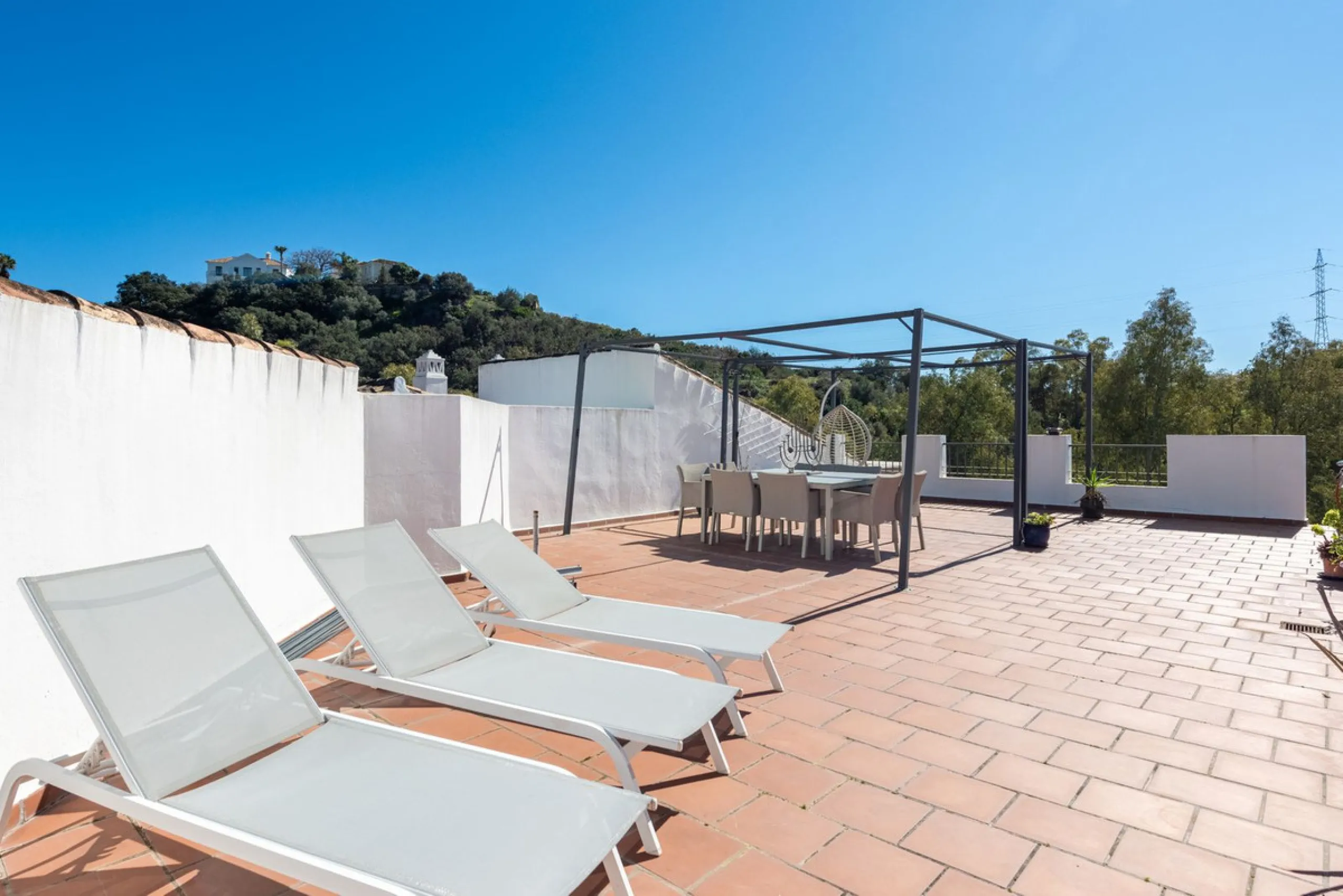 Discover this magnificent duplex penthouse located in the lower part of Los Arqueros, within the well-established and highly sought-after community of Los Eucaliptos — a residential enclave that perfectly combines privacy, natural surroundings and excelle
