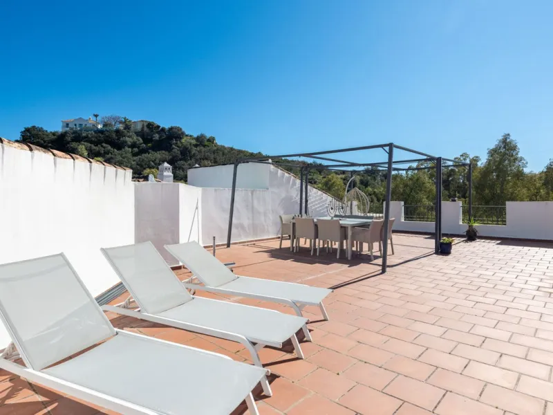 Discover this magnificent duplex penthouse located in the lower part of Los Arqueros, within the well-established and highly sought-after community of Los Eucaliptos — a residential enclave that perfectly combines privacy, natural surroundings and excelle