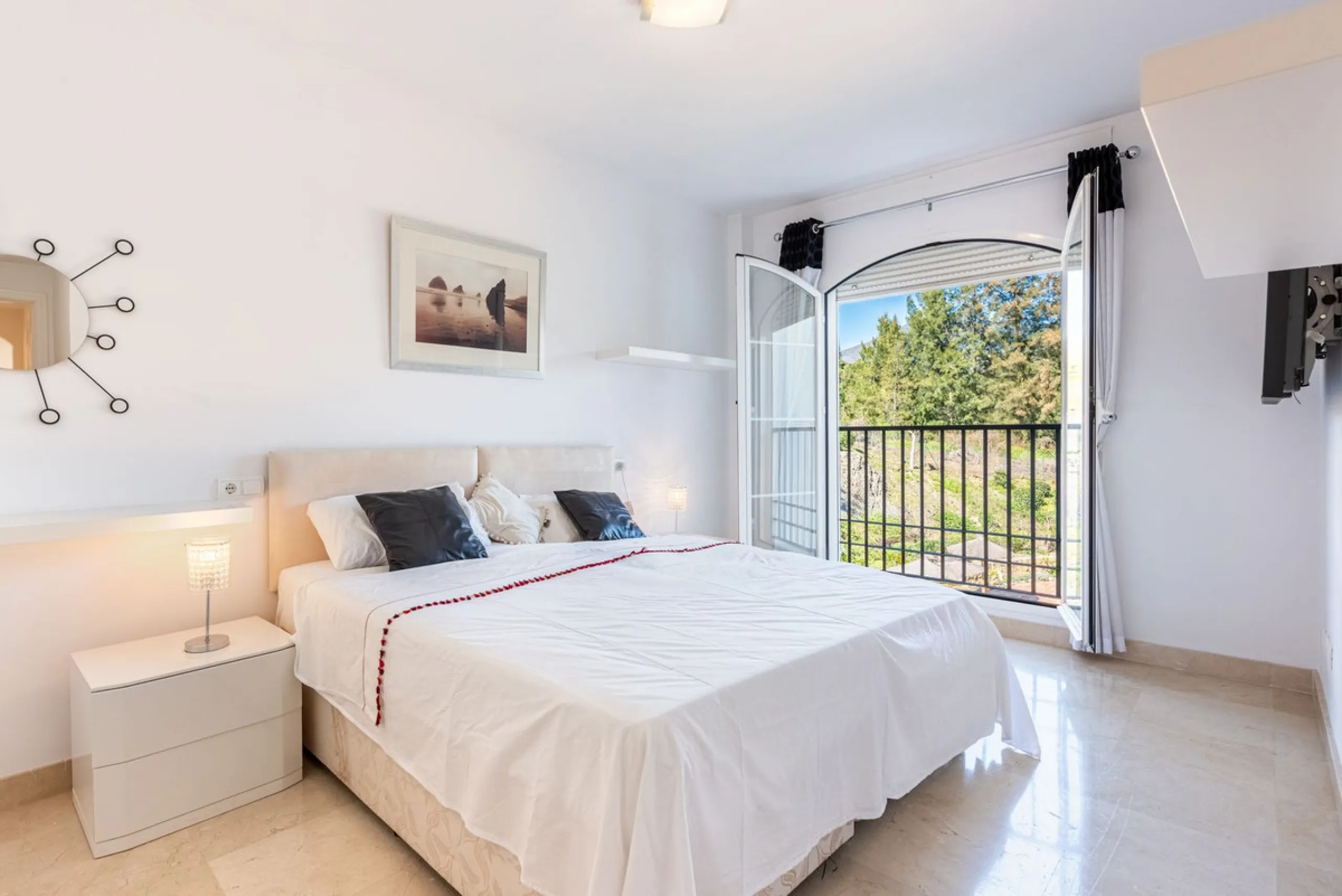 Discover this magnificent duplex penthouse located in the lower part of Los Arqueros, within the well-established and highly sought-after community of Los Eucaliptos — a residential enclave that perfectly combines privacy, natural surroundings and excelle