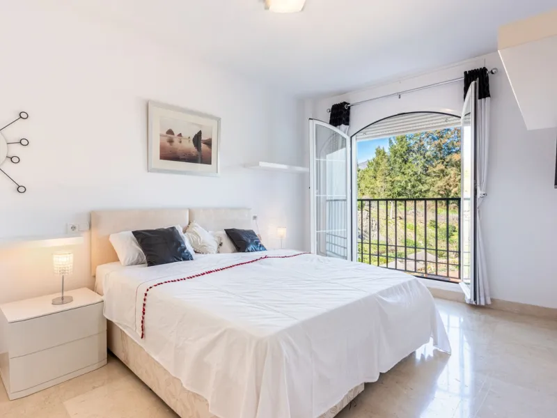 Discover this magnificent duplex penthouse located in the lower part of Los Arqueros, within the well-established and highly sought-after community of Los Eucaliptos — a residential enclave that perfectly combines privacy, natural surroundings and excelle