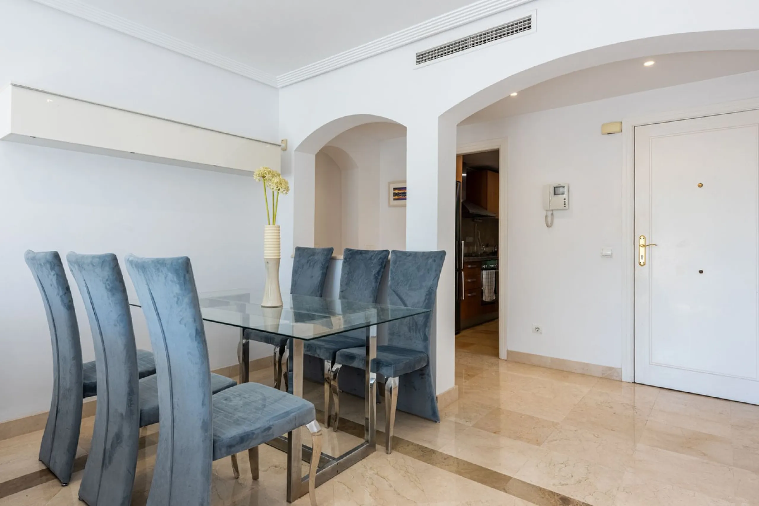 Discover this magnificent duplex penthouse located in the lower part of Los Arqueros, within the well-established and highly sought-after community of Los Eucaliptos — a residential enclave that perfectly combines privacy, natural surroundings and excelle