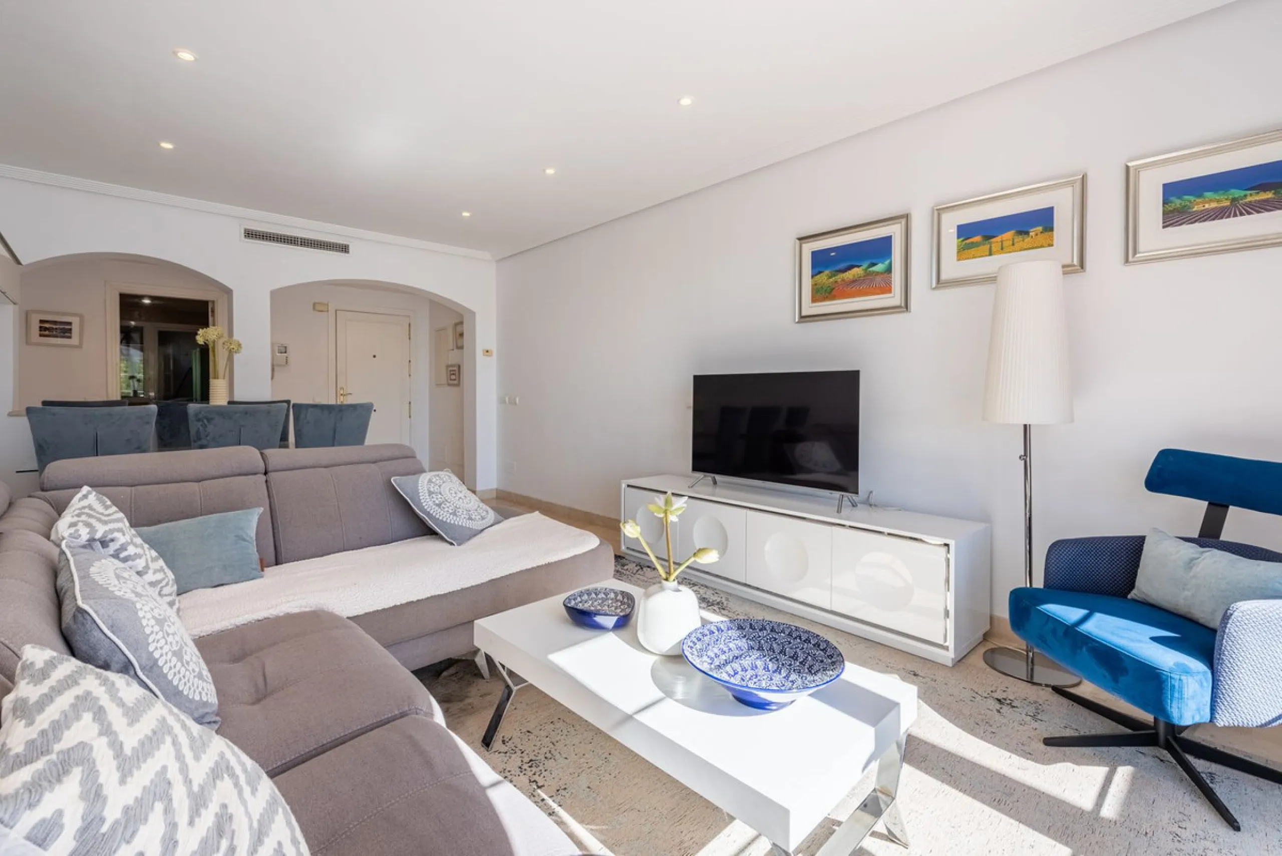 Discover this magnificent duplex penthouse located in the lower part of Los Arqueros, within the well-established and highly sought-after community of Los Eucaliptos — a residential enclave that perfectly combines privacy, natural surroundings and excelle
