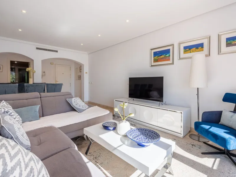 Discover this magnificent duplex penthouse located in the lower part of Los Arqueros, within the well-established and highly sought-after community of Los Eucaliptos — a residential enclave that perfectly combines privacy, natural surroundings and excelle