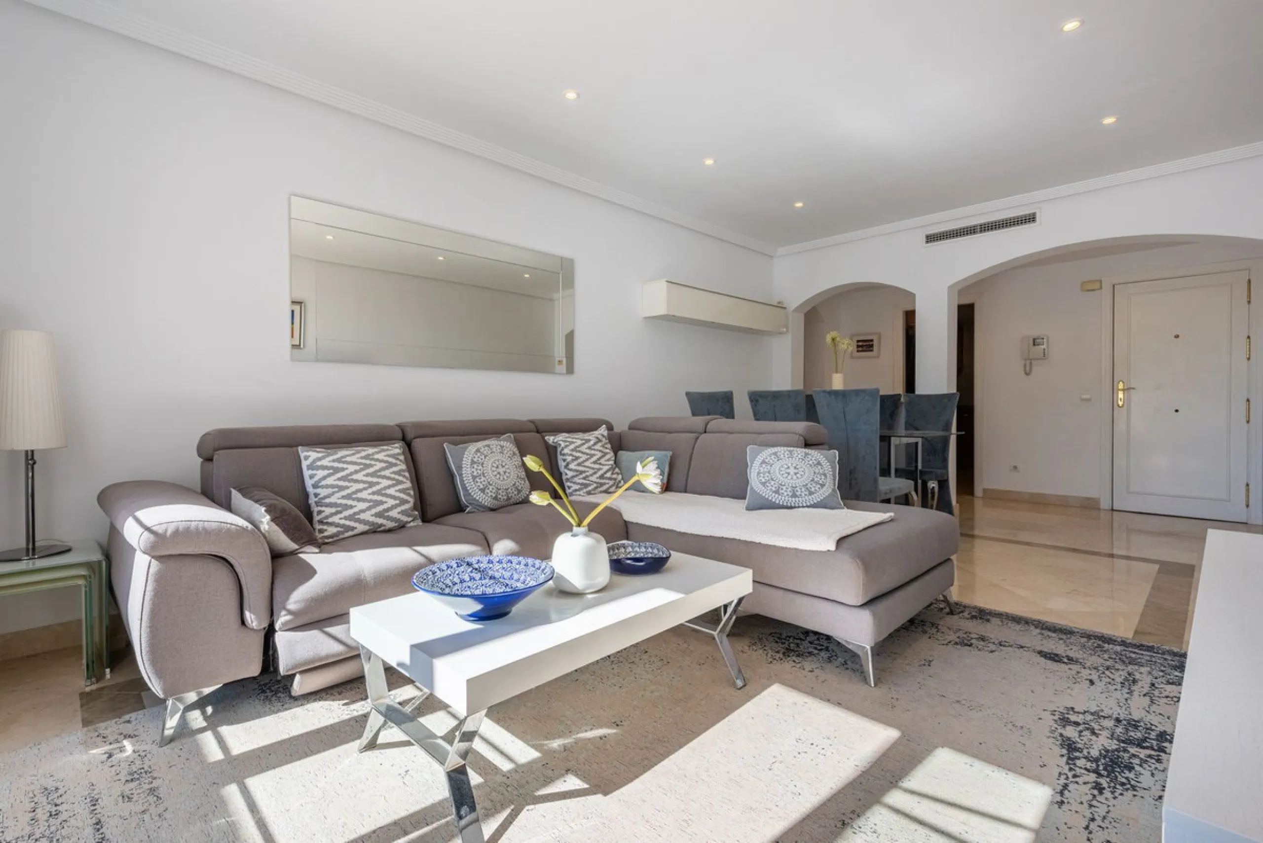 Discover this magnificent duplex penthouse located in the lower part of Los Arqueros, within the well-established and highly sought-after community of Los Eucaliptos — a residential enclave that perfectly combines privacy, natural surroundings and excelle