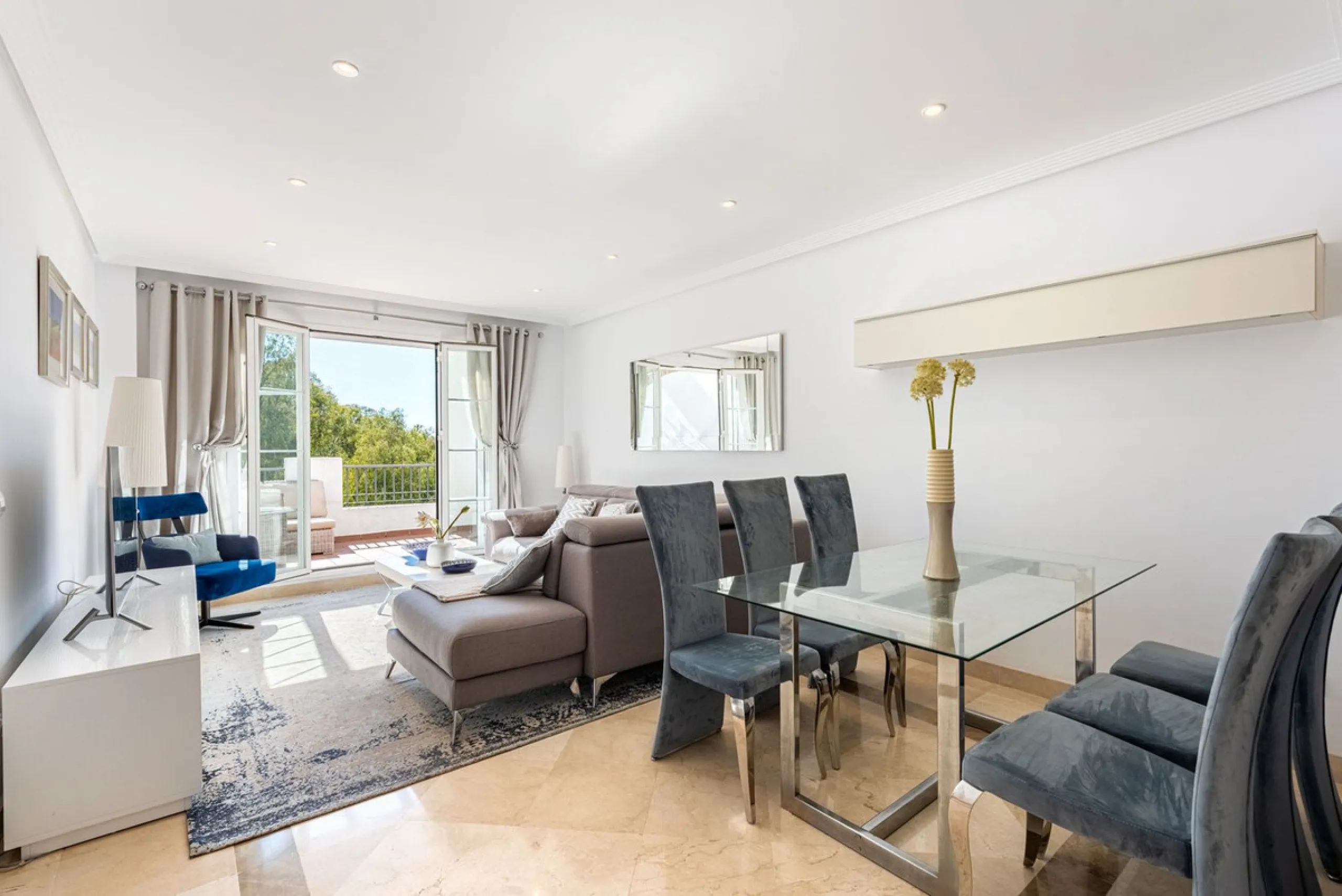 Discover this magnificent duplex penthouse located in the lower part of Los Arqueros, within the well-established and highly sought-after community of Los Eucaliptos — a residential enclave that perfectly combines privacy, natural surroundings and excelle