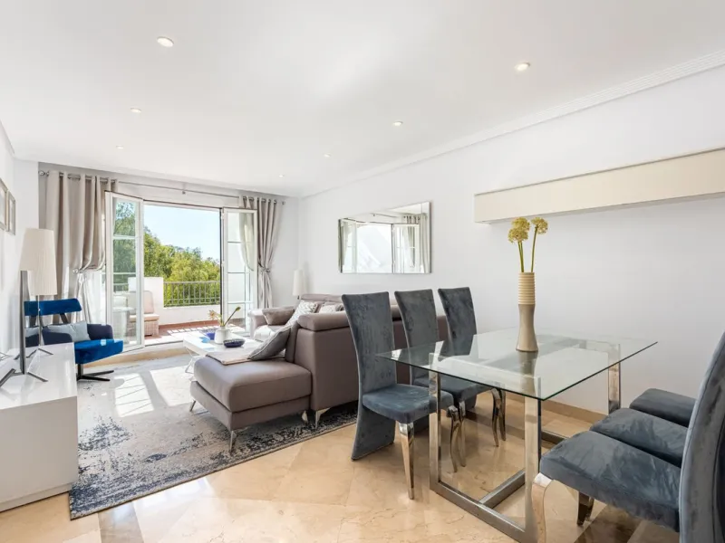 Discover this magnificent duplex penthouse located in the lower part of Los Arqueros, within the well-established and highly sought-after community of Los Eucaliptos — a residential enclave that perfectly combines privacy, natural surroundings and excelle