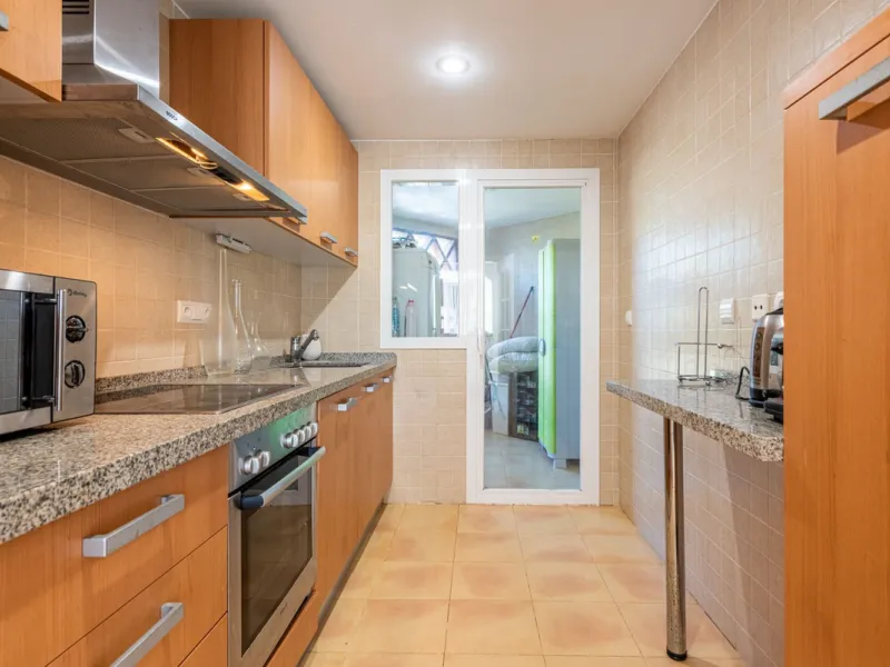 Discover this magnificent duplex penthouse located in the lower part of Los Arqueros, within the well-established and highly sought-after community of Los Eucaliptos — a residential enclave that perfectly combines privacy, natural surroundings and excelle
