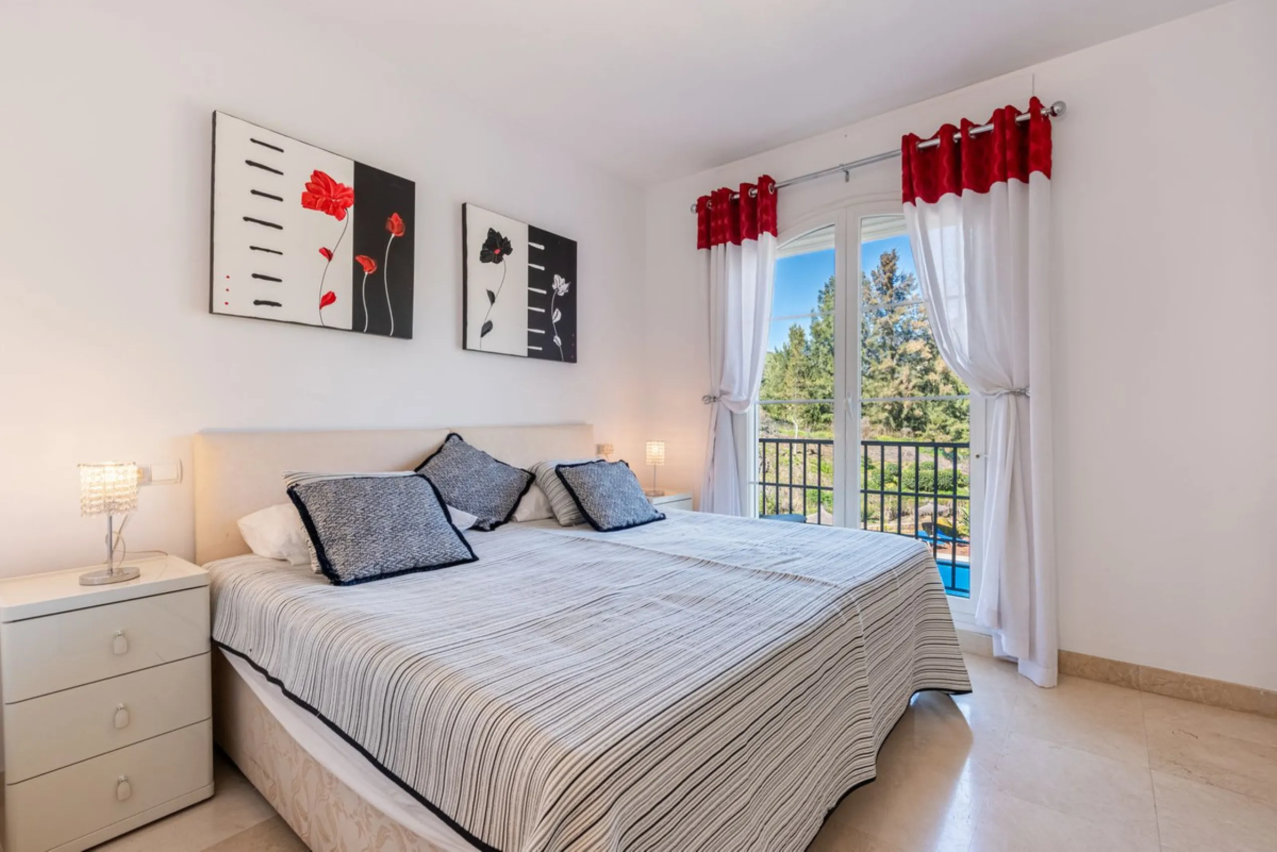 Discover this magnificent duplex penthouse located in the lower part of Los Arqueros, within the well-established and highly sought-after community of Los Eucaliptos — a residential enclave that perfectly combines privacy, natural surroundings and excelle