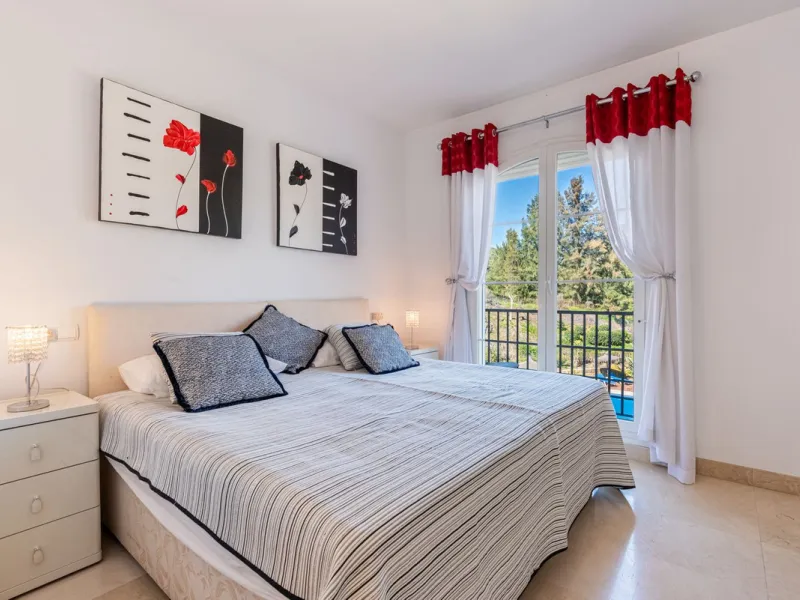 Discover this magnificent duplex penthouse located in the lower part of Los Arqueros, within the well-established and highly sought-after community of Los Eucaliptos — a residential enclave that perfectly combines privacy, natural surroundings and excelle