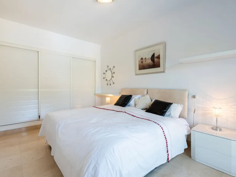 Discover this magnificent duplex penthouse located in the lower part of Los Arqueros, within the well-established and highly sought-after community of Los Eucaliptos — a residential enclave that perfectly combines privacy, natural surroundings and excelle