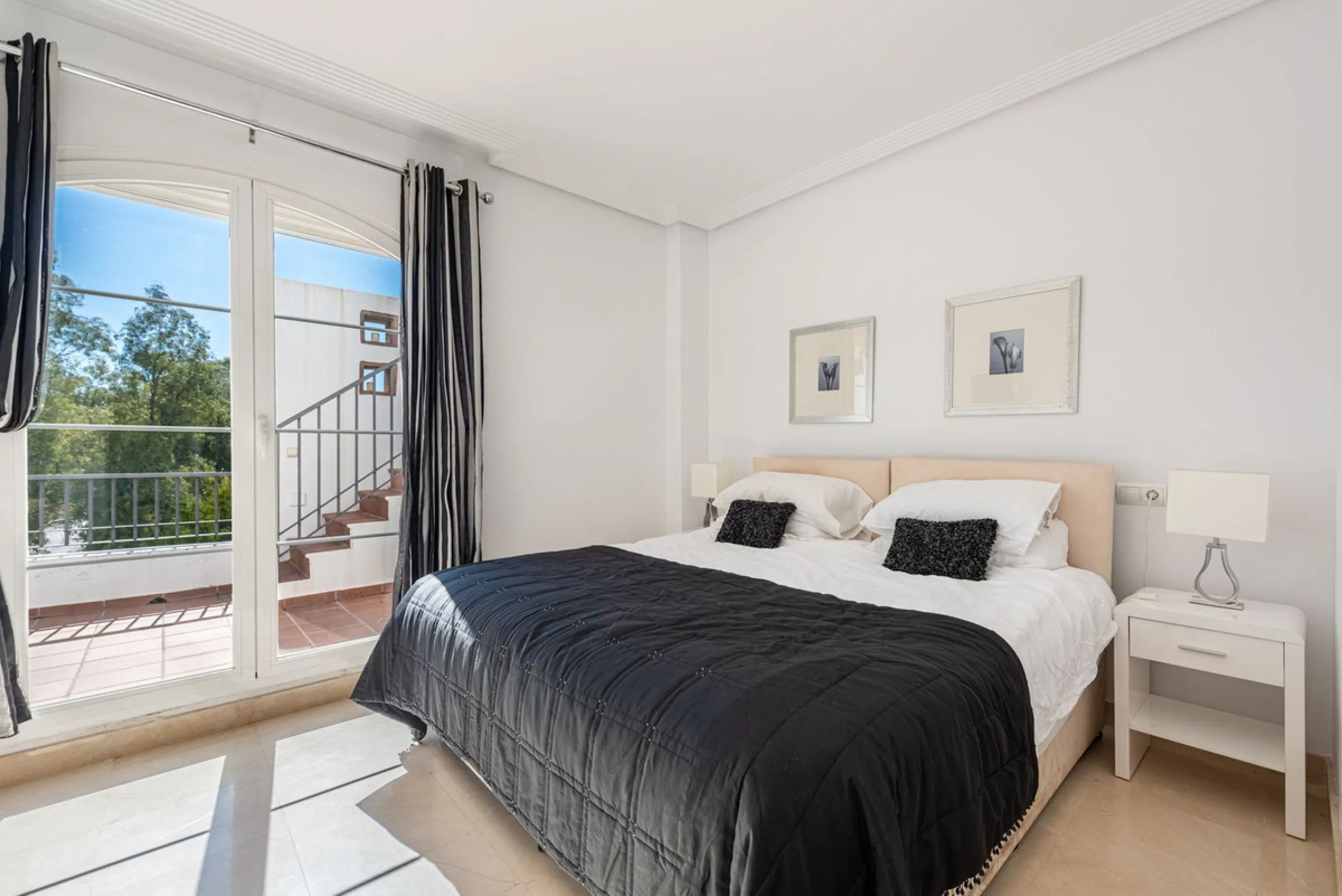 Discover this magnificent duplex penthouse located in the lower part of Los Arqueros, within the well-established and highly sought-after community of Los Eucaliptos — a residential enclave that perfectly combines privacy, natural surroundings and excelle
