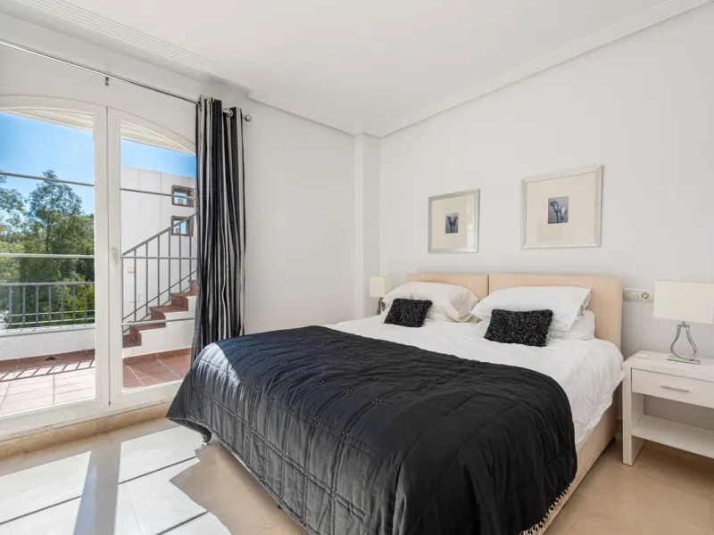 Discover this magnificent duplex penthouse located in the lower part of Los Arqueros, within the well-established and highly sought-after community of Los Eucaliptos — a residential enclave that perfectly combines privacy, natural surroundings and excelle