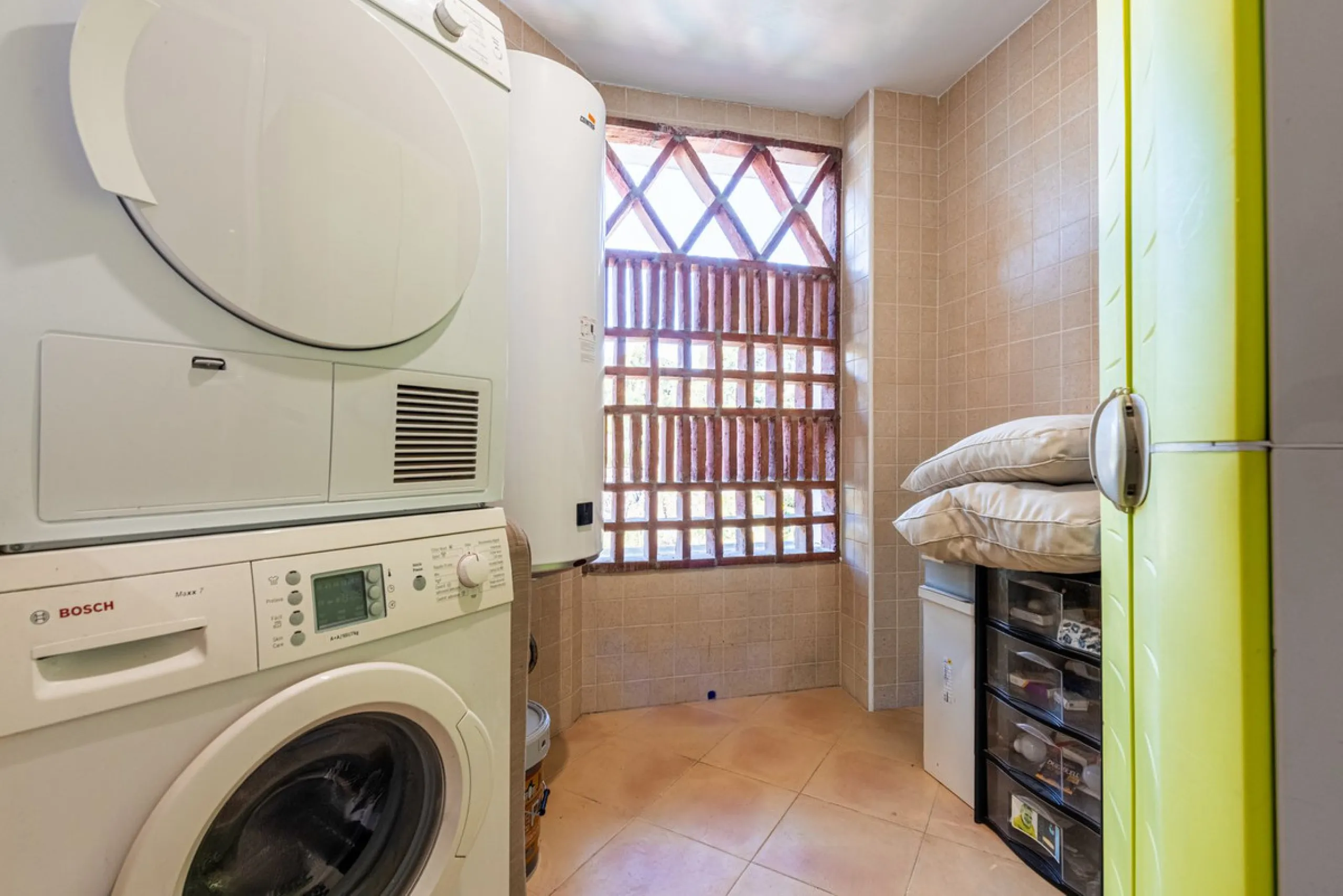 Discover this magnificent duplex penthouse located in the lower part of Los Arqueros, within the well-established and highly sought-after community of Los Eucaliptos — a residential enclave that perfectly combines privacy, natural surroundings and excelle