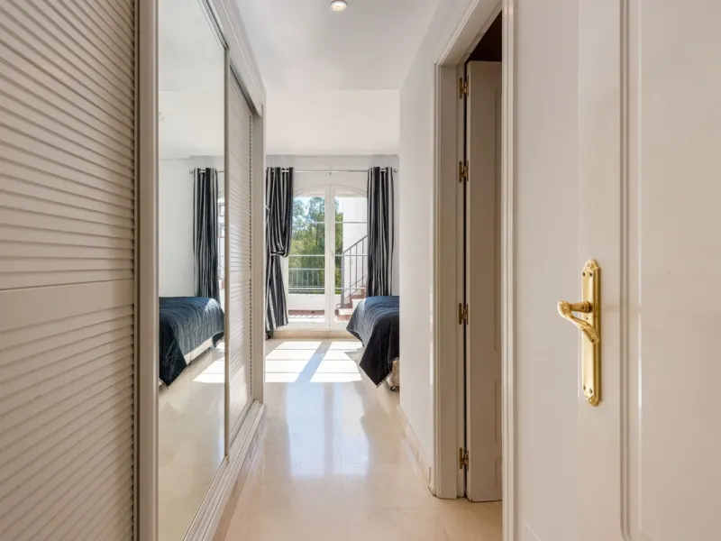 Discover this magnificent duplex penthouse located in the lower part of Los Arqueros, within the well-established and highly sought-after community of Los Eucaliptos — a residential enclave that perfectly combines privacy, natural surroundings and excelle