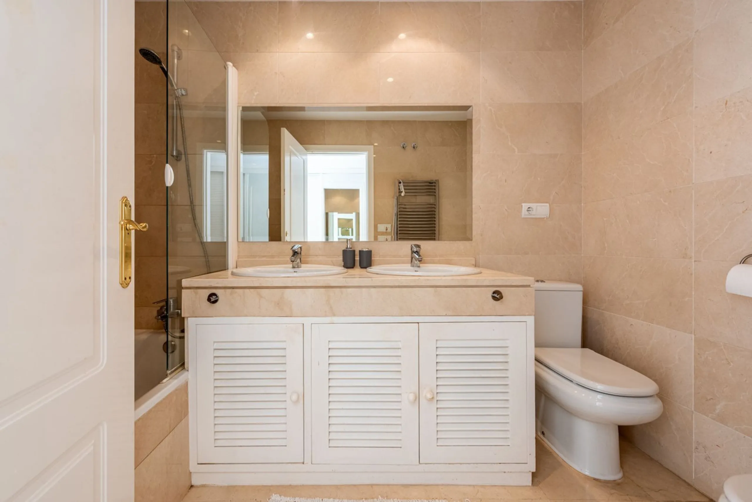 Discover this magnificent duplex penthouse located in the lower part of Los Arqueros, within the well-established and highly sought-after community of Los Eucaliptos — a residential enclave that perfectly combines privacy, natural surroundings and excelle