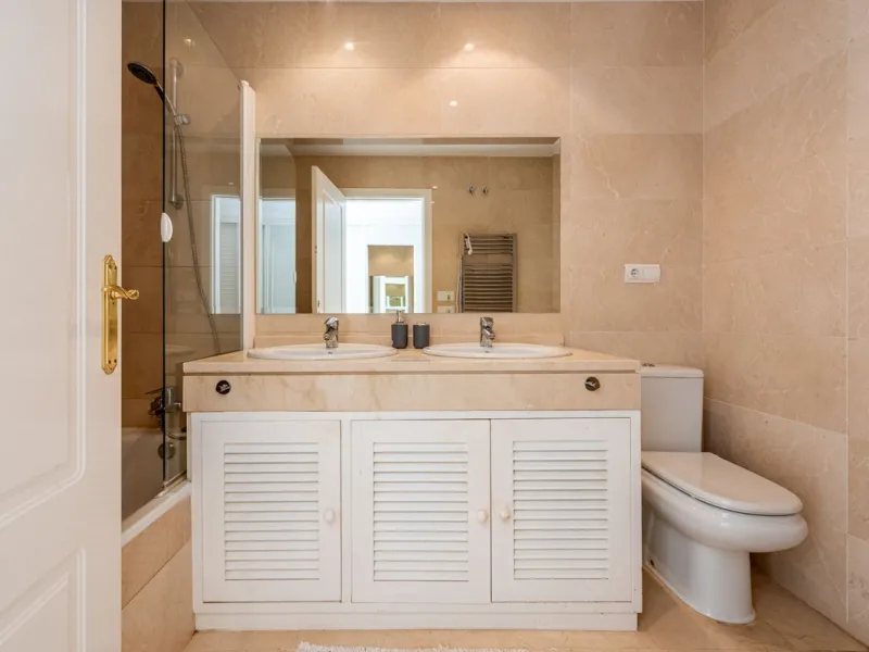 Discover this magnificent duplex penthouse located in the lower part of Los Arqueros, within the well-established and highly sought-after community of Los Eucaliptos — a residential enclave that perfectly combines privacy, natural surroundings and excelle