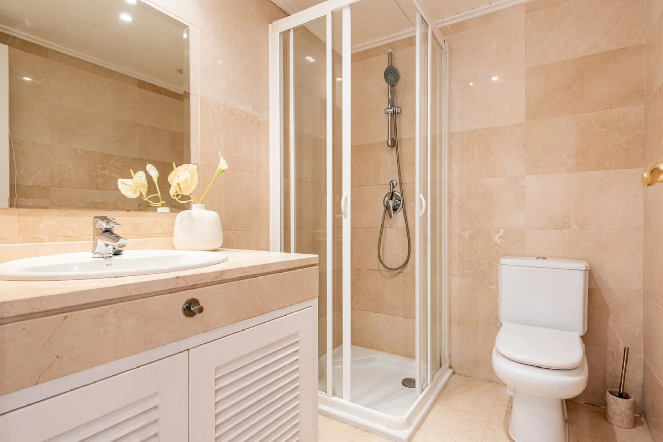 Discover this magnificent duplex penthouse located in the lower part of Los Arqueros, within the well-established and highly sought-after community of Los Eucaliptos — a residential enclave that perfectly combines privacy, natural surroundings and excelle