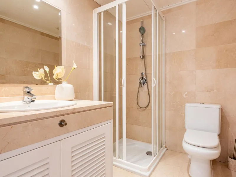 Discover this magnificent duplex penthouse located in the lower part of Los Arqueros, within the well-established and highly sought-after community of Los Eucaliptos — a residential enclave that perfectly combines privacy, natural surroundings and excelle