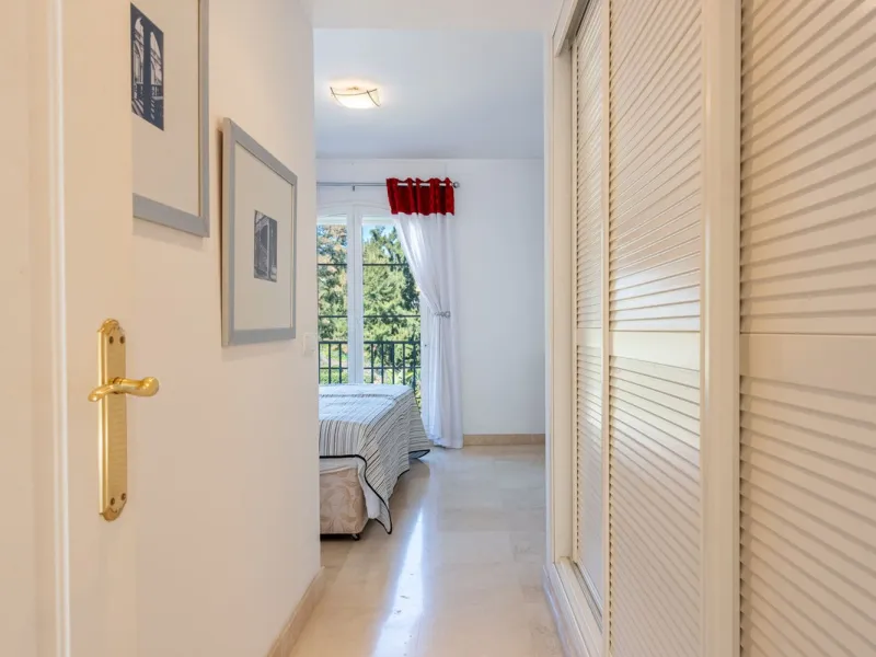 Discover this magnificent duplex penthouse located in the lower part of Los Arqueros, within the well-established and highly sought-after community of Los Eucaliptos — a residential enclave that perfectly combines privacy, natural surroundings and excelle