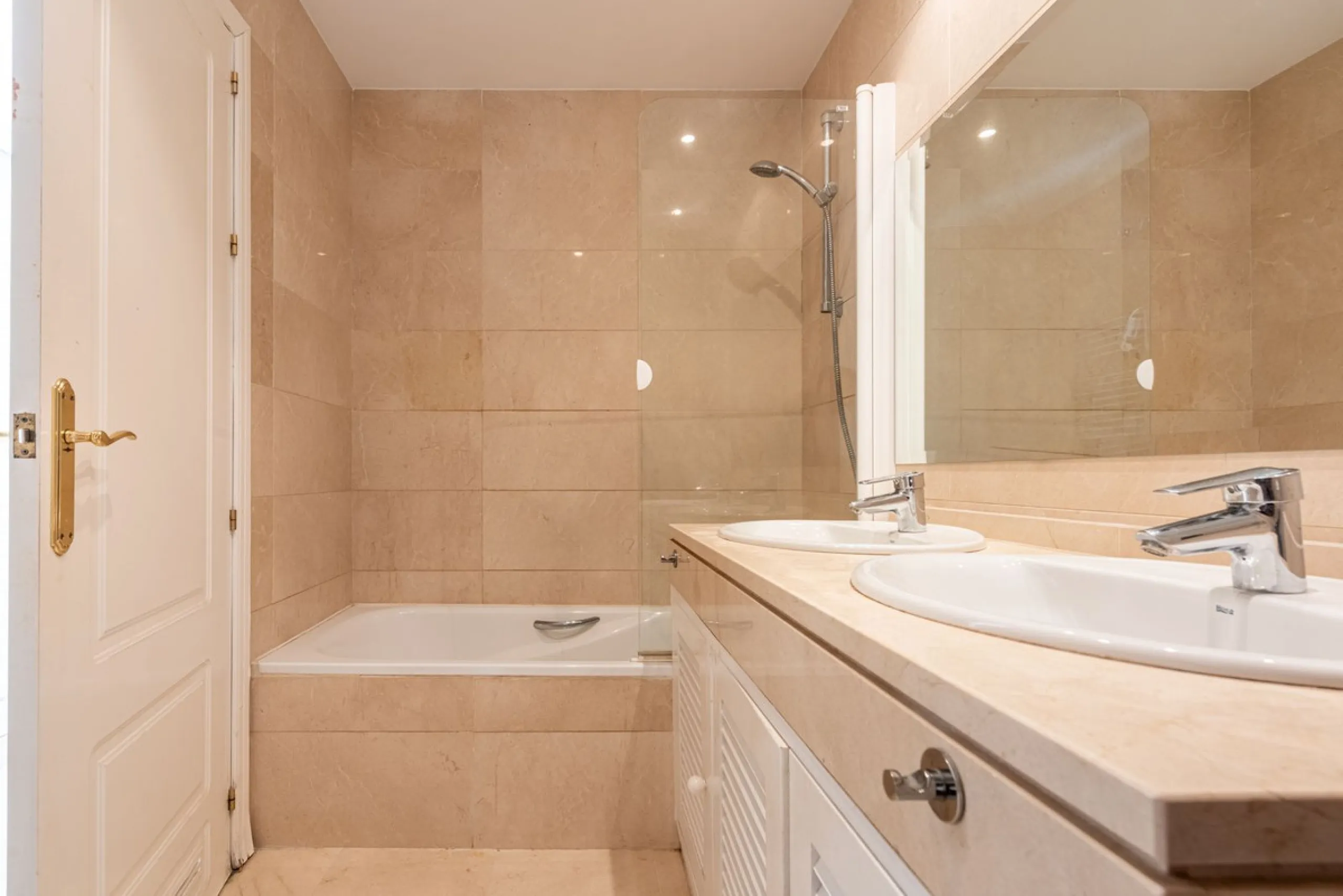 Discover this magnificent duplex penthouse located in the lower part of Los Arqueros, within the well-established and highly sought-after community of Los Eucaliptos — a residential enclave that perfectly combines privacy, natural surroundings and excelle