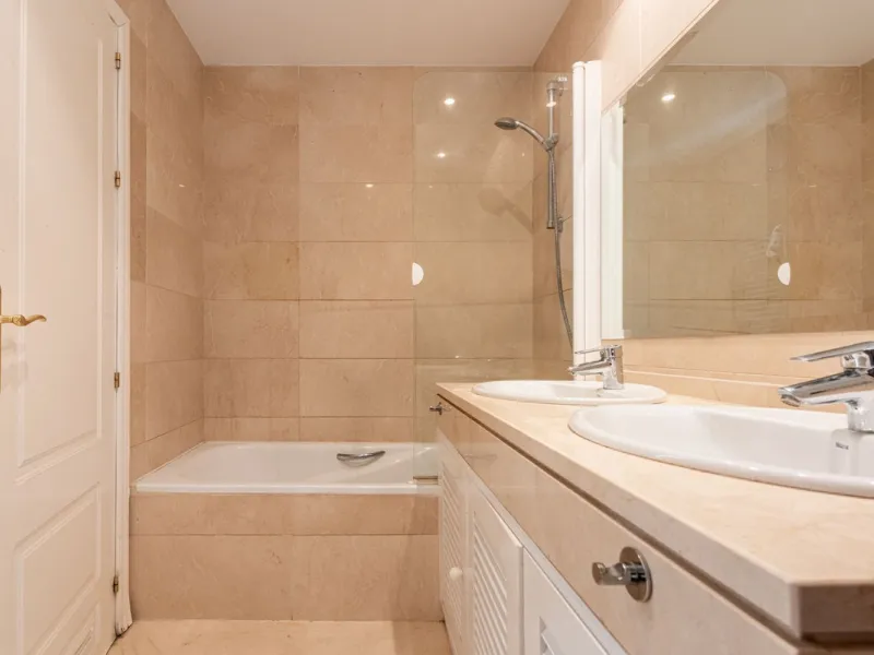 Discover this magnificent duplex penthouse located in the lower part of Los Arqueros, within the well-established and highly sought-after community of Los Eucaliptos — a residential enclave that perfectly combines privacy, natural surroundings and excelle