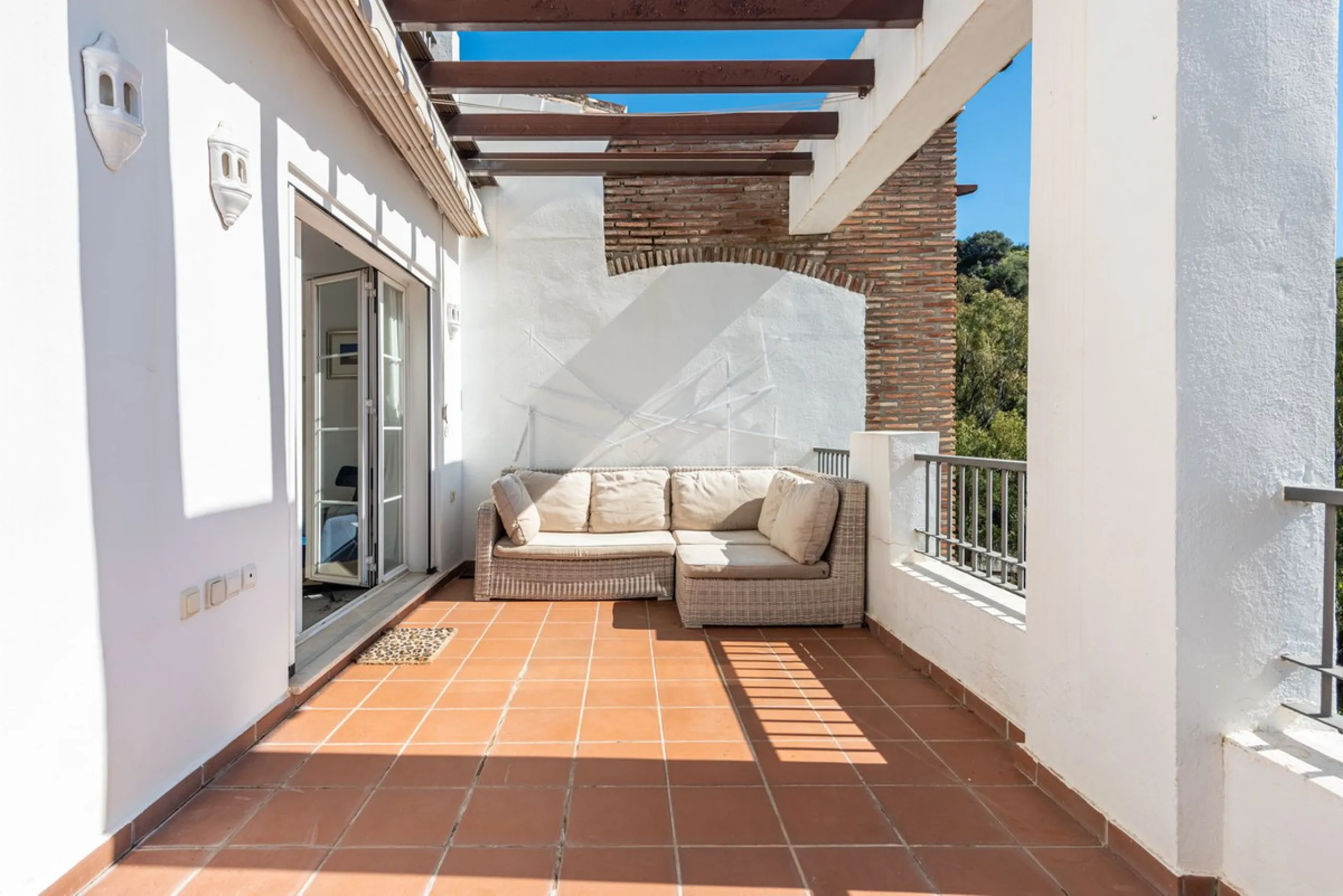 Discover this magnificent duplex penthouse located in the lower part of Los Arqueros, within the well-established and highly sought-after community of Los Eucaliptos — a residential enclave that perfectly combines privacy, natural surroundings and excelle