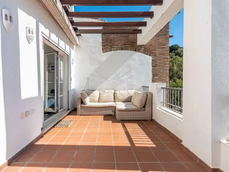Discover this magnificent duplex penthouse located in the lower part of Los Arqueros, within the well-established and highly sought-after community of Los Eucaliptos — a residential enclave that perfectly combines privacy, natural surroundings and excelle