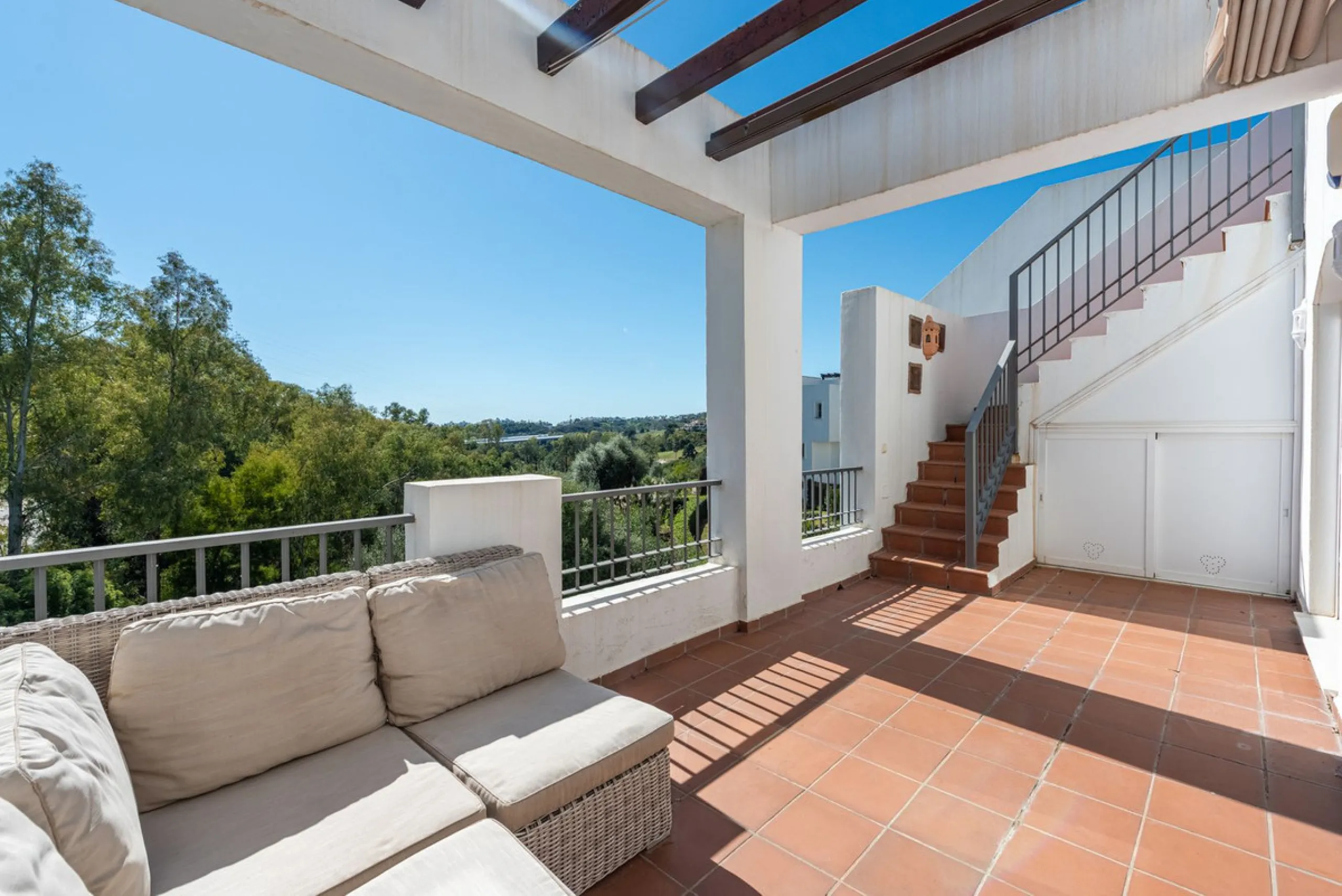 Discover this magnificent duplex penthouse located in the lower part of Los Arqueros, within the well-established and highly sought-after community of Los Eucaliptos — a residential enclave that perfectly combines privacy, natural surroundings and excelle