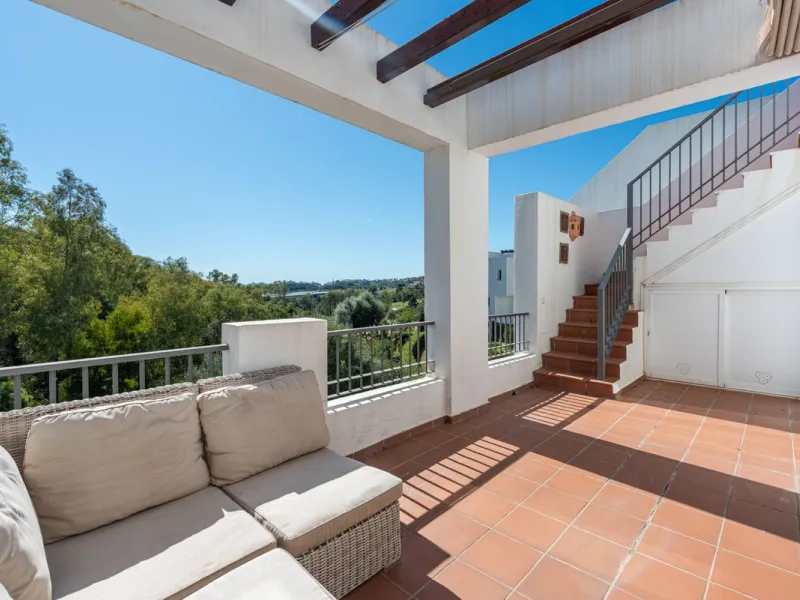 Discover this magnificent duplex penthouse located in the lower part of Los Arqueros, within the well-established and highly sought-after community of Los Eucaliptos — a residential enclave that perfectly combines privacy, natural surroundings and excelle