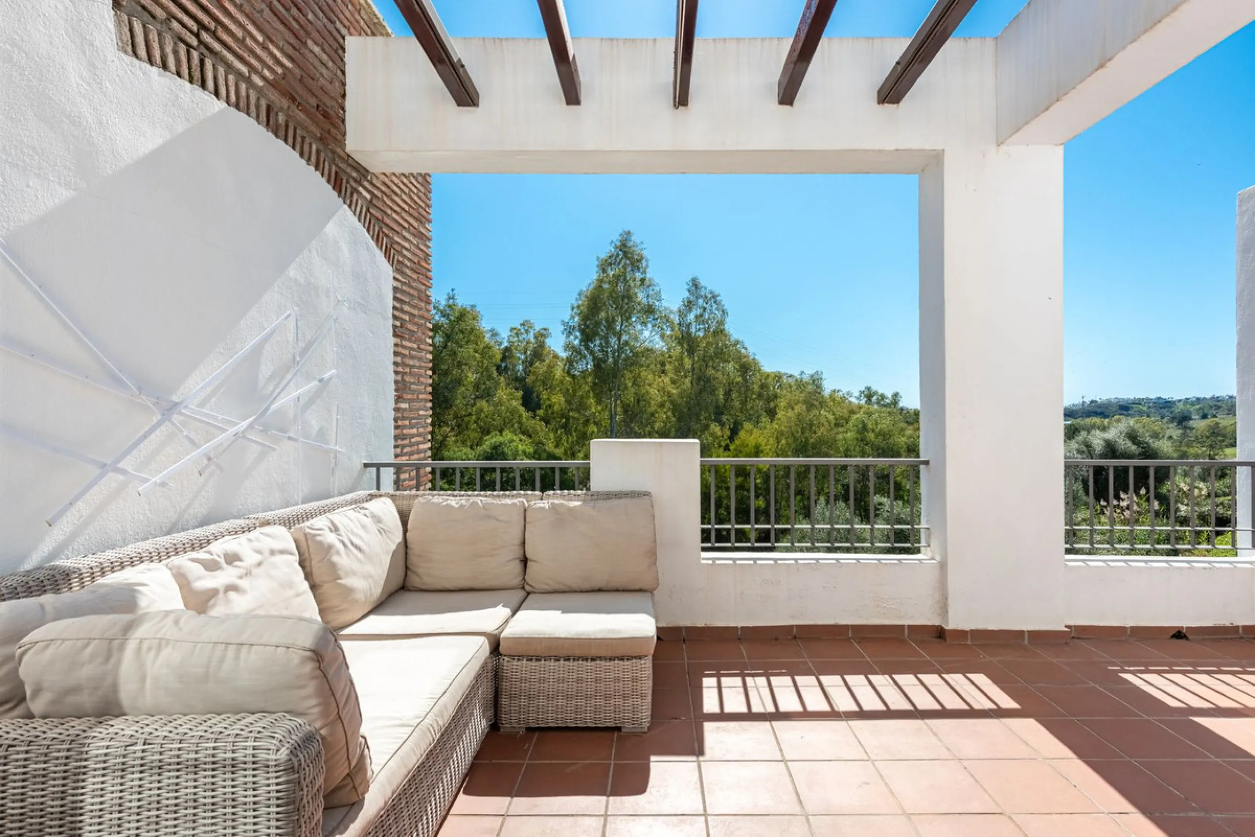 Discover this magnificent duplex penthouse located in the lower part of Los Arqueros, within the well-established and highly sought-after community of Los Eucaliptos — a residential enclave that perfectly combines privacy, natural surroundings and excelle