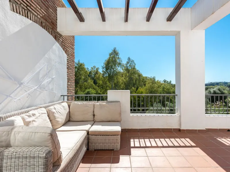 Discover this magnificent duplex penthouse located in the lower part of Los Arqueros, within the well-established and highly sought-after community of Los Eucaliptos — a residential enclave that perfectly combines privacy, natural surroundings and excelle
