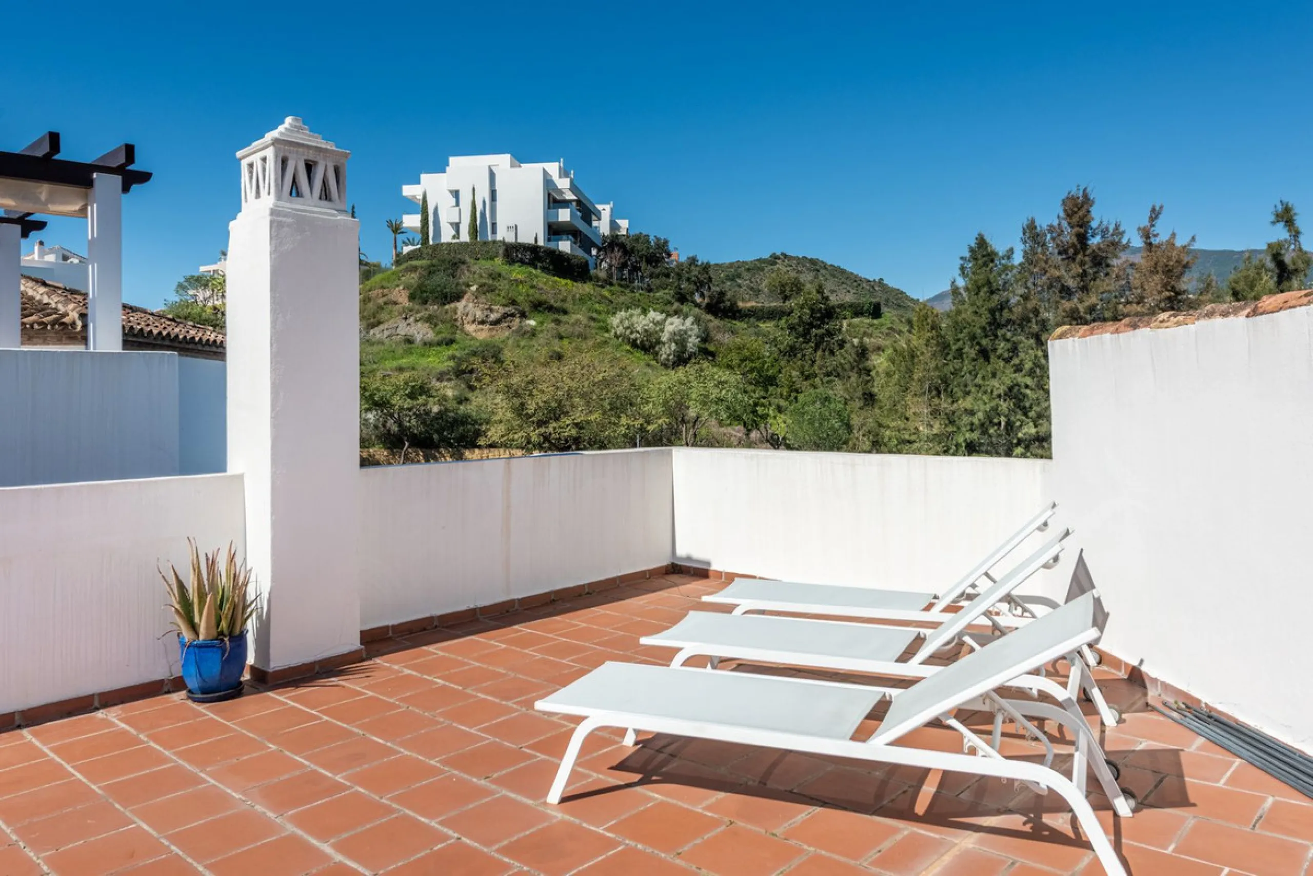 Discover this magnificent duplex penthouse located in the lower part of Los Arqueros, within the well-established and highly sought-after community of Los Eucaliptos — a residential enclave that perfectly combines privacy, natural surroundings and excelle