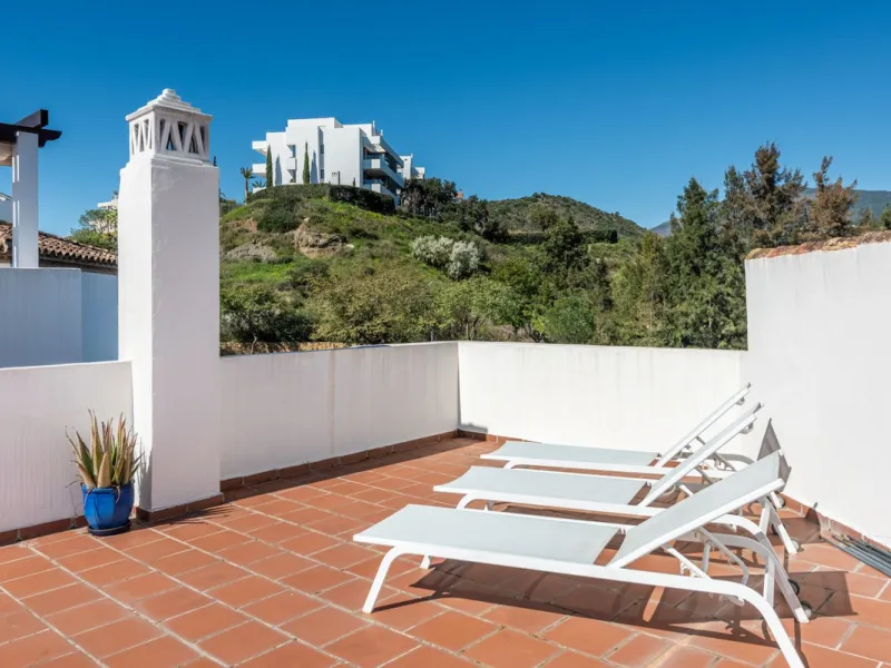 Discover this magnificent duplex penthouse located in the lower part of Los Arqueros, within the well-established and highly sought-after community of Los Eucaliptos — a residential enclave that perfectly combines privacy, natural surroundings and excelle